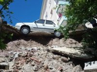 Başkent’te İstinat Duvarı Çöktü, Otomobil Asılı Kaldı