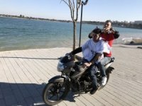 "Çılgın Berberden" Hareket Halindeki Motosiklette Tıraş