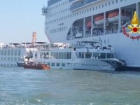 İtalya’da Yolcu Gemisi Turist Teknesine Çarptı