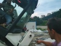 Rizeli Operatör İş Makinesi İle Çakmağı Böyle Yaktı