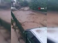 Sağanak Yağışla Gelen Sel, Otomobili Dereye Sürükledi