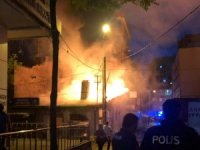 Alev Alan Lokanta Yanındaki Büfeyi De Tutuşturdu