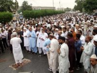 Pakistan’da Mursi İçin Gıyabi Cenaze Namazı Kılındı