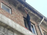Yavru Kargayı Kurtarmaya Çalışan İtfaiye Ekipleri Anne Karganın Saldırısına Uğradı