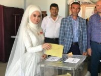 Düğünlerini Bırakıp Oy Kullandılar