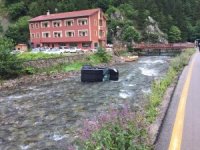 Uzungöl’de Kontrolden Çıkan Araç Dereye Uçtu: 1 Yaralı
