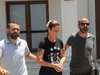 Evleri soyup tatile başladı, plajda güneşlenirken yakalandı