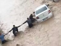 Sel Sularına Kapılan Otomobili Yüzdürerek Kurtardılar