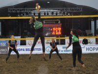Hopa'da plaj voleybolu heyecanı başladı