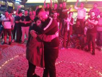 Şehrin En İşlek Caddesinde İlanı Aşk Etti