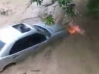 Lüks Otomobilin Sel Sularında Sürüklendiği Anlar Kamerada