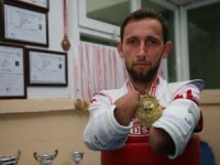 Kollarını Kaybettikten Sonra Hayata Spor İle Tutundu