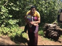 Engelli Genç Yolu Olmayan Evine Annesinin Sırtında Gidiyor