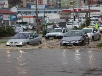 Trabzon’da Şiddetli Yağış Sonrası Yollar Göle Döndü