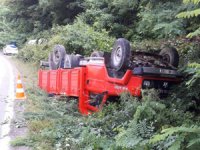 Fındık işçilerini taşıyan kamyonet devrildi 4 yaralı