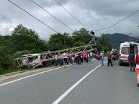 Rize'de Ticari Araç Elektrik Direğine Çarptı: 6 Yaralı