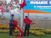 Polisler Türk Bayrağını Yerde Bırakmadı