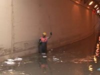 Eminönü’ndeki Alt Geçitlerdeki Suyun Tahliye Çalışmaları Sürüyor