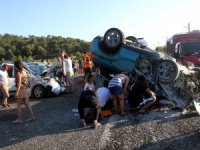 Hafif Ticari Araç İle Otomobil Kafa Kafaya Çarpıştı: 6 Yaralı