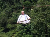 Yolu Olmayan Çay Bahçesine İlkel Teleferikle Ulaşıyorlar