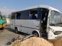 İşçi Servisi İle Kamyon Çarpıştı: 15 Yaralı