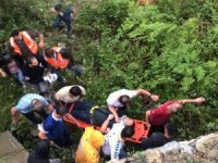 Virajı Alamayan Otomobil Uçuruma Yuvarlandı: 5 Yaralı