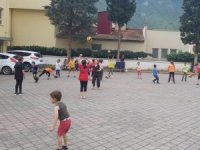 Çocuklar Tesislere Gidemeyince, Antrenörler Mahalledeki Okul Bahçelerine Geldi