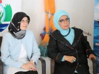 Emine Erdoğan, Rize’de Balık Ağı Donamı ve Tamiri Yapan Kadınları Ziyaret Etti