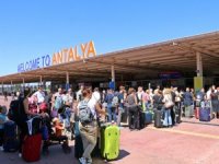 Antalya Havalimanı’nda ’Thomas Cook’ Kuyruğu