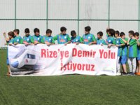 Miniklerden “Rize’ye Demiryolu İstiyoruz“ Pankartı