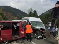 Kütahya Domaniç’te 2 Minibüs Çarpıştı: 1 Ölü, 15 Yaralı