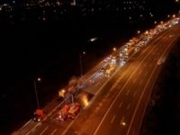 Tem’de Dorsesi Yanan İp Yüklü Tır Otoyolu Trafiğe Kapattı