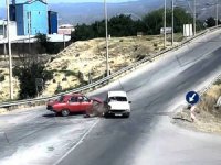 Erzincan’da İki Otomobilin Çarpışma Anı Kamerada