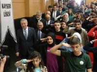 Bakan Akar Öğrenciler Tarafından Asker Selamı İle Karşılandı