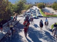 Sünnet Çocuğunu Deveye Bindirip Konvoy Yaptılar