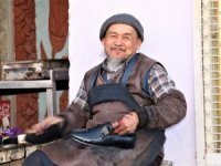 Rus Saldırısından Kaçan Özbek Türkü, Suriye Sınırında Ayakkabı Boyacılığı Yapıyor