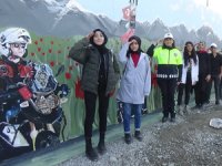 Muşlu Öğrenci ve Polislerden Türk Bayrağına Selam