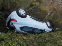 Tarlaya Uçan Otomobil Devrildi: 3 Yaralı