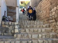 Sağlık Görevlisi, Yaşlı Hastayı Sırtına Alarak Ambulansa Taşıdı