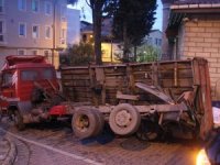 Eyüpsultan’da İplik Yüklü Kamyonetin Kasası Devrildi