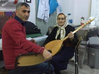 Rizeli 80’lik Teyze Bağlama Çalmayı Öğreniyor