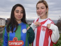 Centilmenlik ruhunu ön plana çıkarmak için 18 takım formasıyla türkü söylediler
