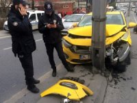 E-5’te Ticari Taksi Aydınlatma Direğine Çarptı: 1 Yaralı
