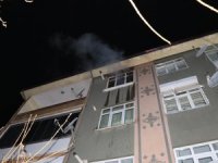 Evde Çıkan Yangında Mahsur Kalan Şahsı İtfaiye Ekipleri Kurtardı