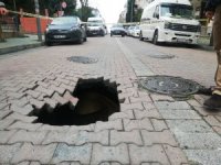 Avcılar’da Yol Çökmesi