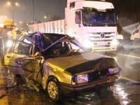 D100’de Otomobil Kamyona Çarptı: 2’si Çocuk 4 Yaralı