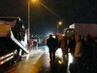 Kamyonetle Panelvan Araç Kafa Kafaya Çarpıştı: 4 Yaralı