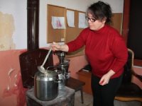 Öğrencilerine Her Sabah Çorba Pişiriyor