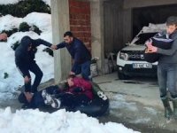 Şambrelle Kayan Genç, Horon Eden Vatandaşın Arasına Daldı