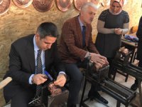 Kaymakam Öztürk ve İl Müdürü Kiraz'dan Unutulmaya Yüz Tutmuş Dövme Bakır İşlemeciliği Kursuna Ziyaret